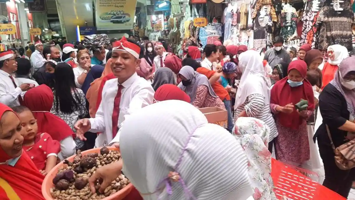 Rayakan HUT ke 77 RI, Para Pedagang di Beringharjo Barat Saling Memberi Makanan
