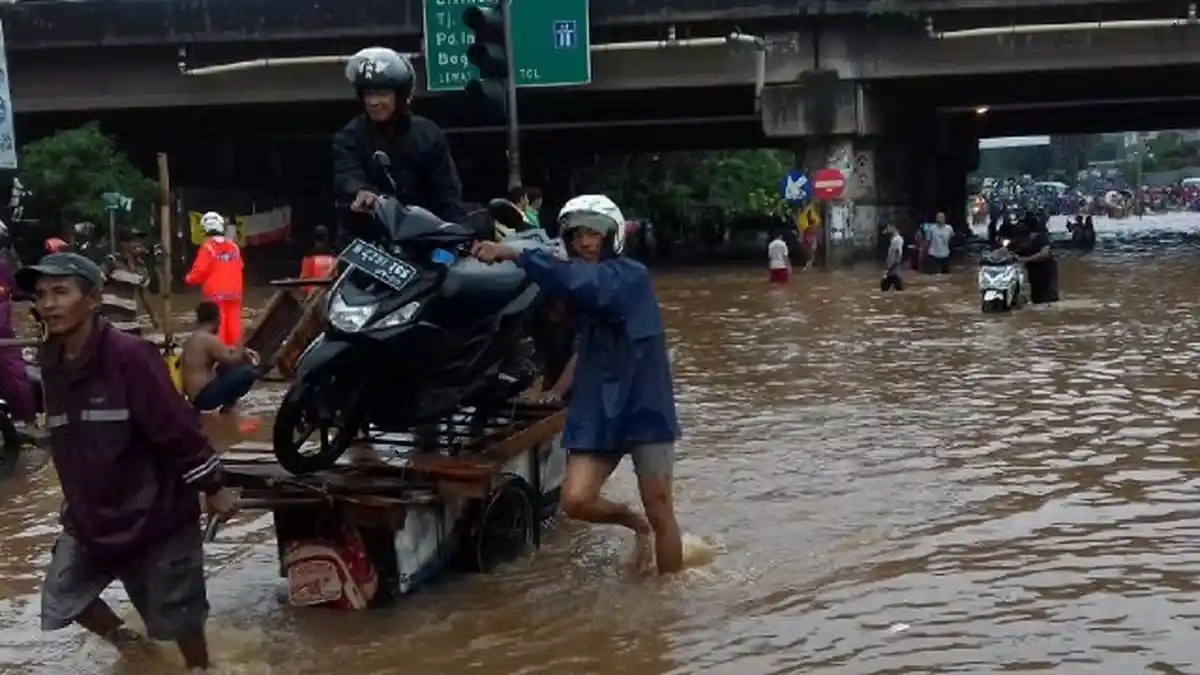 Banjir, Akses Jalan Darat Bekasi ke Jakarta Pagi Ini Sempat Lumpuh