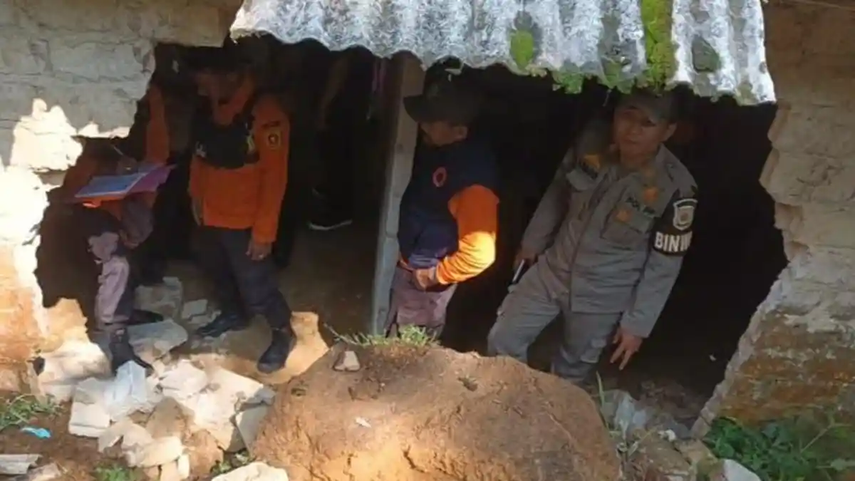 Terdampak Tanah Longsor, Satu Rumah dan Akses Jalan Warga di Paminahan Bogor Rusak