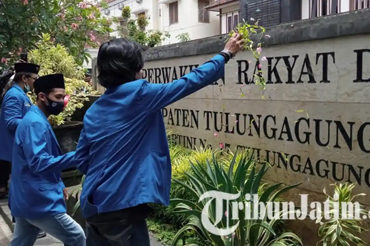 Tolak UU Omnibus Law Cipta Kerja, PMII Tulungagung Salawatan dan Tabur Bunga di Gedung DPRD