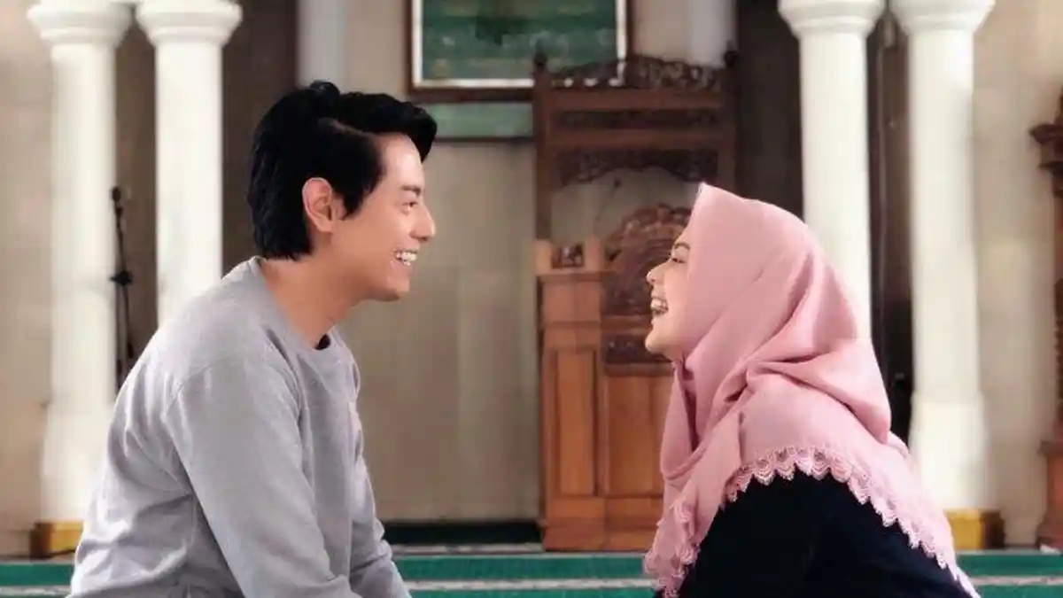 Roger Danuarta & Cut Meyriska di Premiere Film Ajari Aku Islam, Intip Potretnya, Banyak Artis Datang