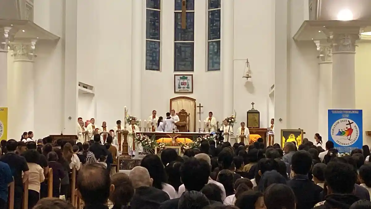 Ribuan Umat Hadiri Misa Requiem Paus Fransiskus di Manado, Uskup: Kita ...