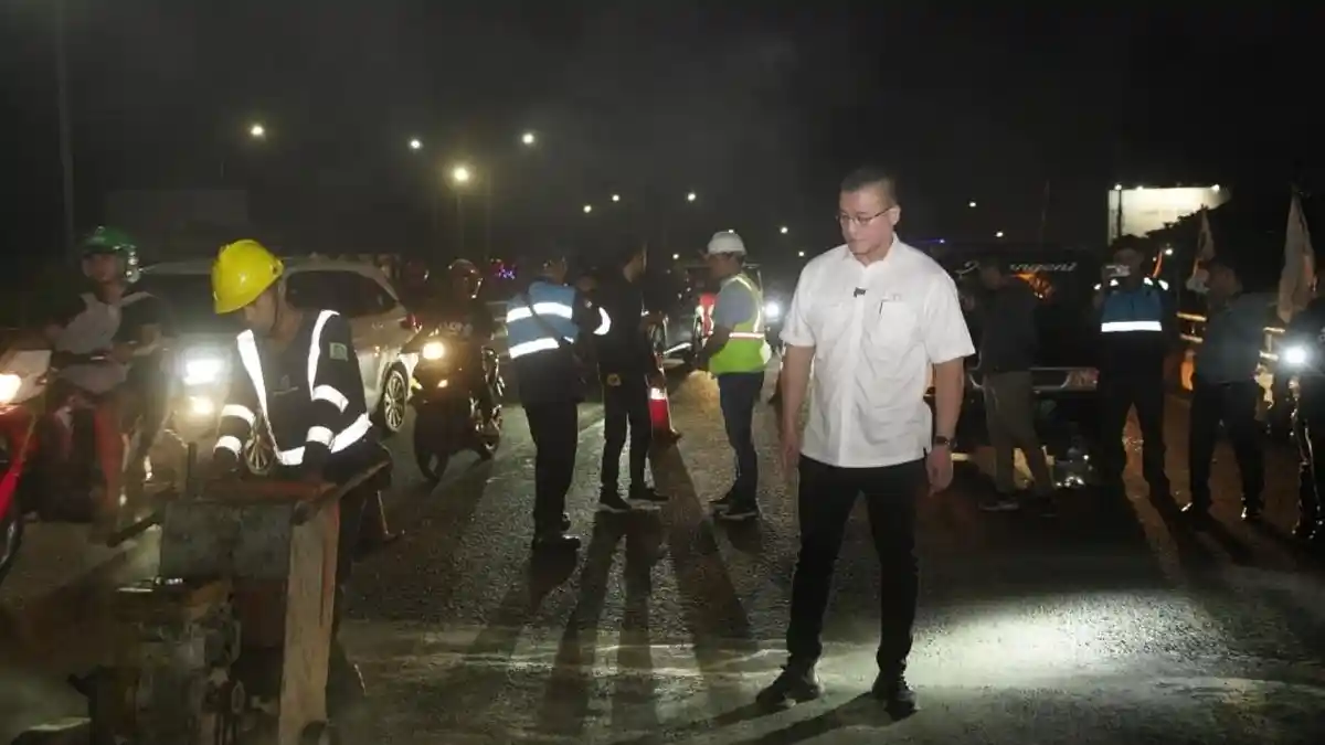 Jalan Rusak di Flyover Grogol Jakarta Barat Sering Sebabkan Pengendara Sepeda Motor Kecelakaan