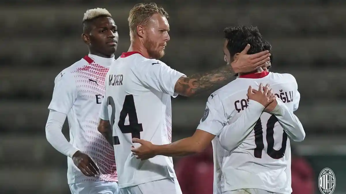 AC Milan Incar Bek Tengah Barcelona, Potensi Hakan Calhanoglu Gabung Inter Milan