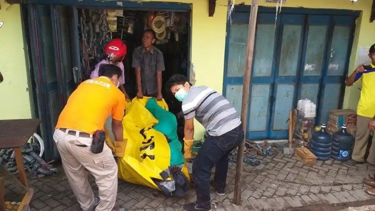 Warga Cium Bau Busuk, Ternyata Jenazah Pedagang Menghitam di Dalam Kios
