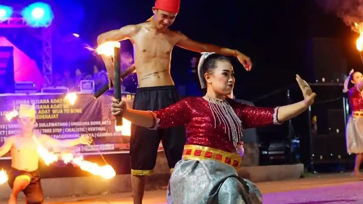 Sanggar Seni Kawali Soppeng Pikat Penonton Pentas Seni Milad LSB Arung Palakka