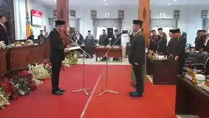 Ketua-DPRD-Karanganyar-Bagus-Selo-melantik-Setiawan-Dibroto.jpg