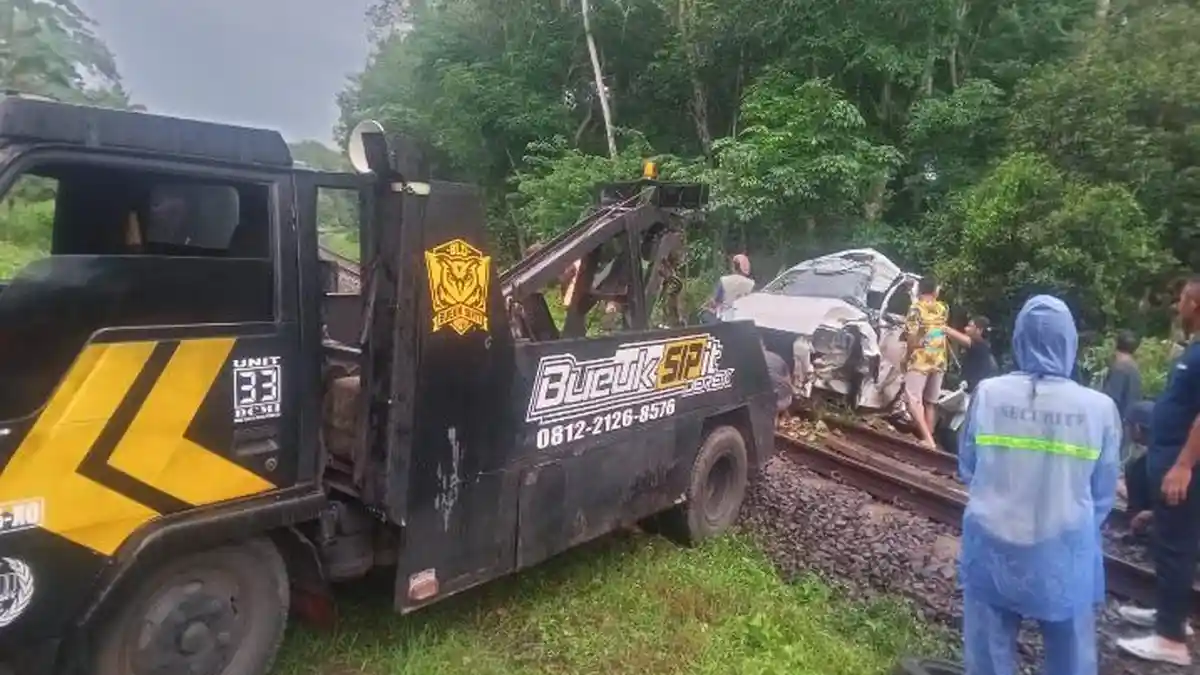 Dugaan Sopir Pikap Tak Mendengar Kereta Api Datang Saat Lewati Perlintasan Rel yang Nanjak