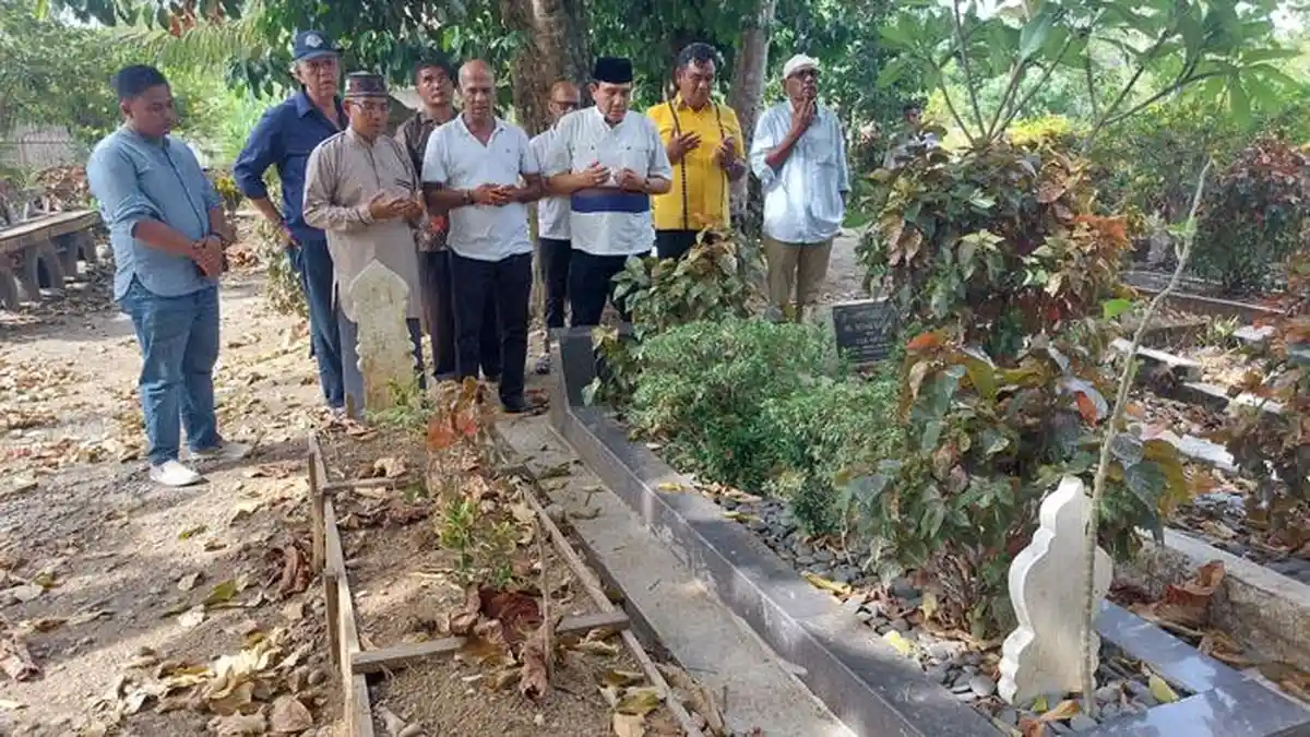 Ketua Golkar Ziarahi Makam Mantan Gubernur Aceh Syamsuddin Mahmud di Pidie