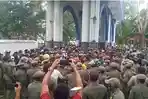 buruh-dan-mahasiswa-terobos-kantor-Gubernur-Sultra-di-Kendari.jpg