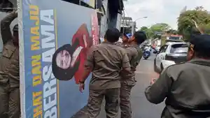 Satpol-PP-saat-menertibkan-banner-yang-menyalahi-aturan-di-Kota-Batu.jpg
