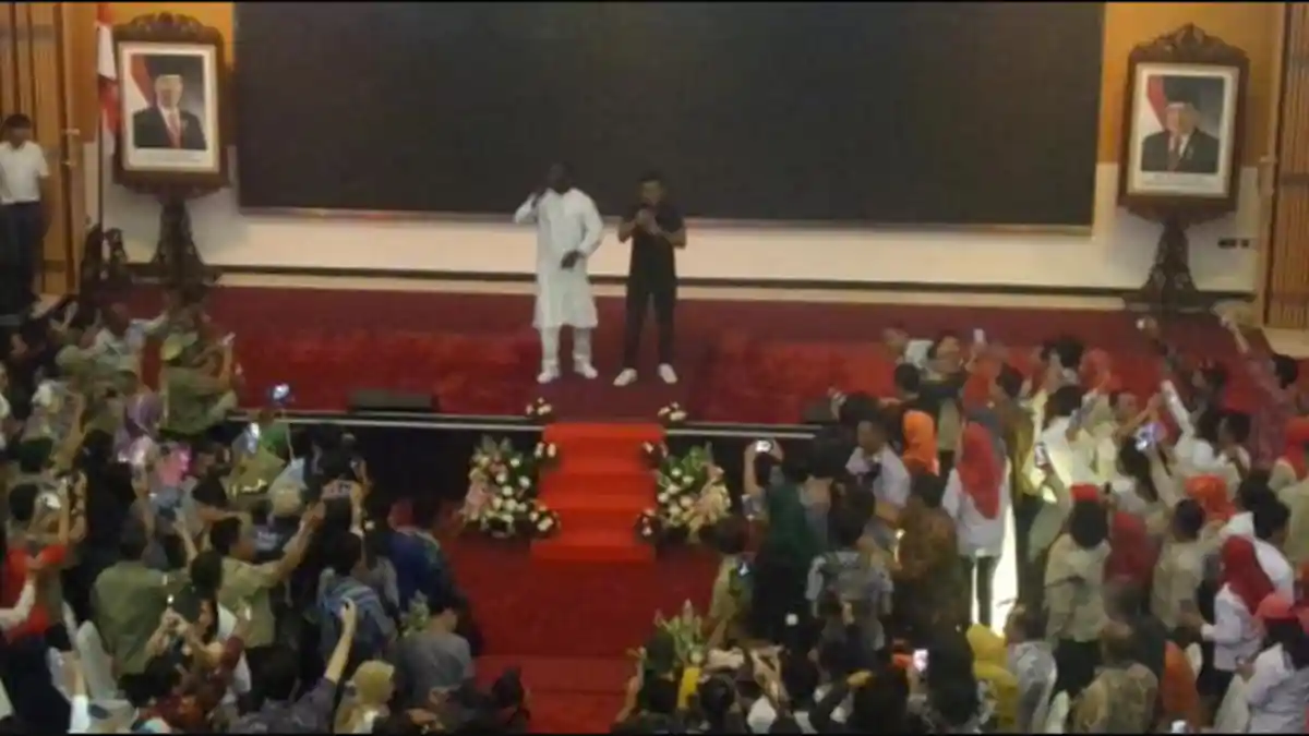 Ke Jakarta, Akon Goyang Gedung Kemensos
