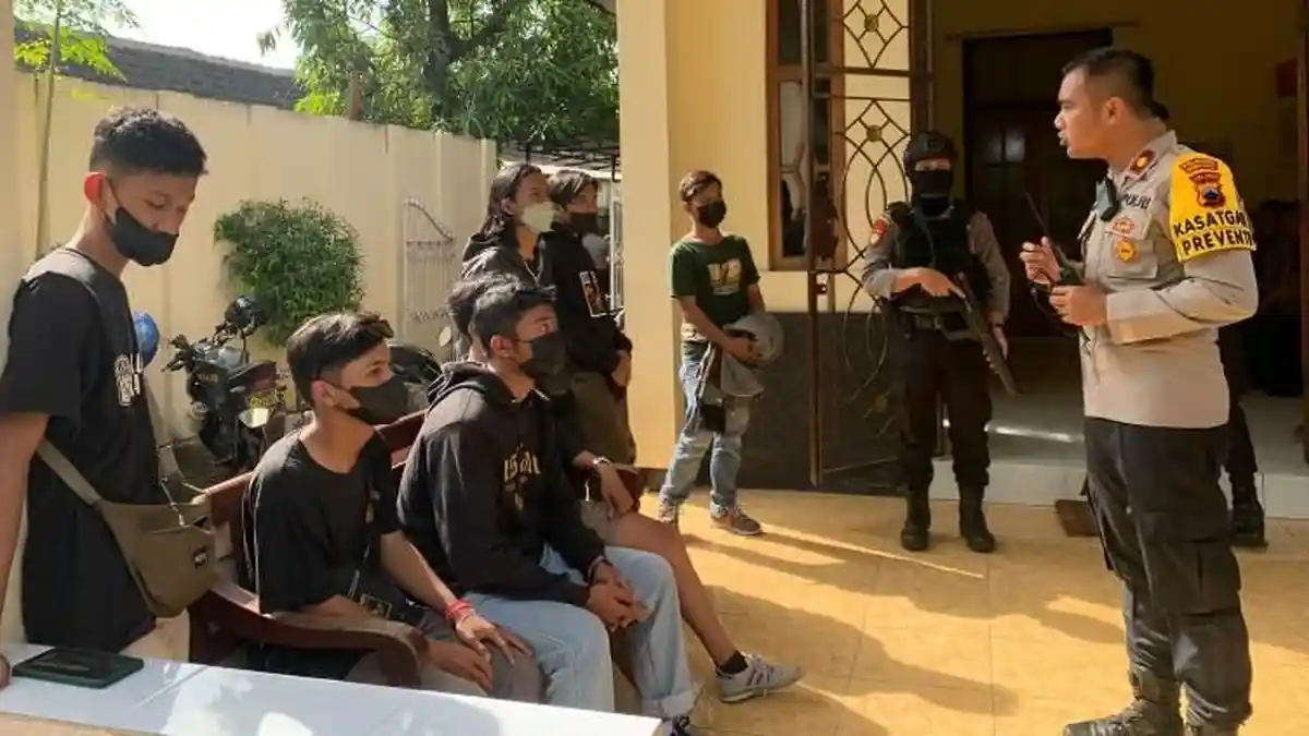 Tim Sparta Polresta Solo Ciduk 15 Suporter yang Bawa Miras saat Laga Persita vs PSS Sleman