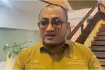 Erwin-Sodding-saat-ditemui-di-depan-tangga.jpg