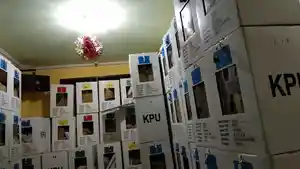 kpu-yalimo-menampung-kotak-suara-sekaligus-surat-suara-di-wamena.jpg