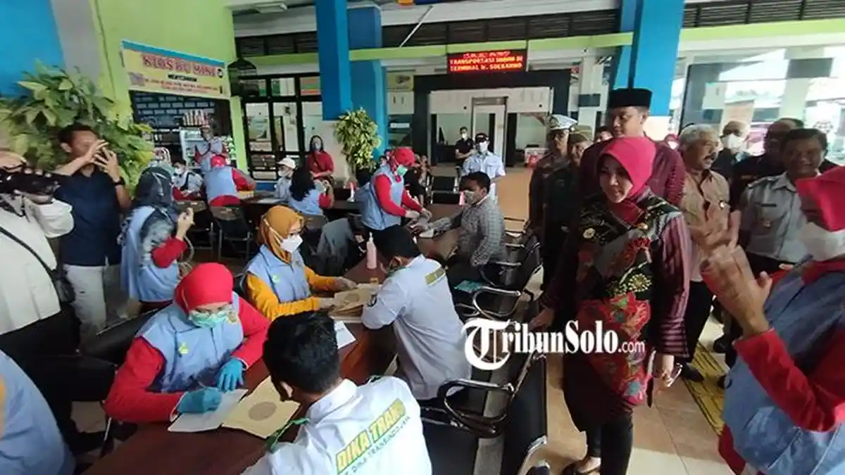 Pastikan Kelayakan Bus Jelang Lebaran, Bupati Sri Mulyani Sampai Blusukan ke Terminal Ir. Soekarno