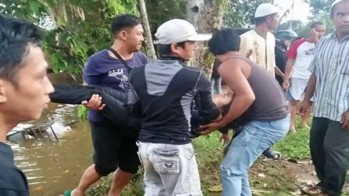 AKSI Polisi Kalbar Ikut Terjun ke Sungai Selamatkan Gadis Coba Bunuh Diri, Lompat dari Jembatan