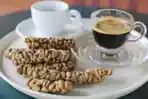 Luwak-dan-biji-kopi-matang-yang-disukailuwak.jpg