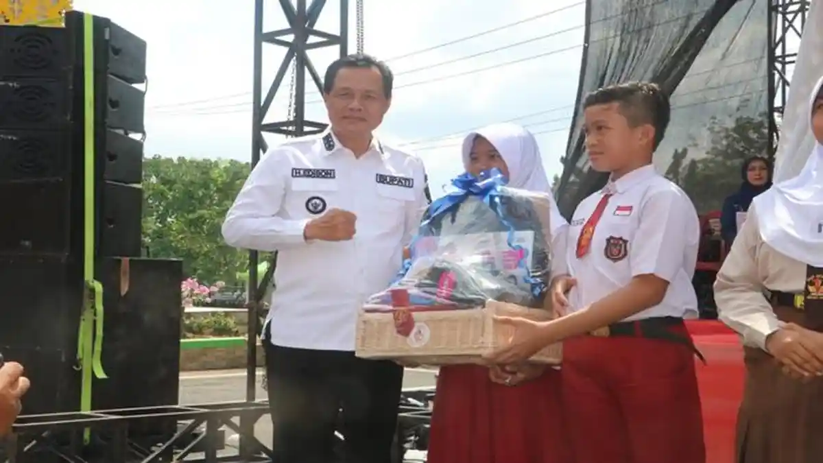 Wujudkan Janji Politik, Bupati Muara Enim Luncurkan Program Seragam Sekolah Gratis Untuk SD dan SMP
