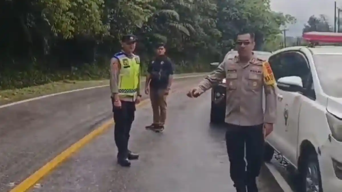 Lihat Ada Kecelakaan, Kapolres Toba Turun Langsung Cek Korban