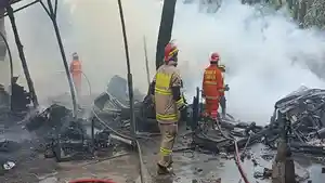 Personel-Damkarmat-Kabupaten-Nganjuk-tengah-berjibaku-memadamkan-api.jpg