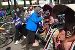 pembagian-sembako-ke-tukang-becak-di-tulungagung.jpg