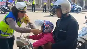 Satlantas-Polres-Jembrana-saat-memberikan-helm-gratis-kepada-pengendara.jpg