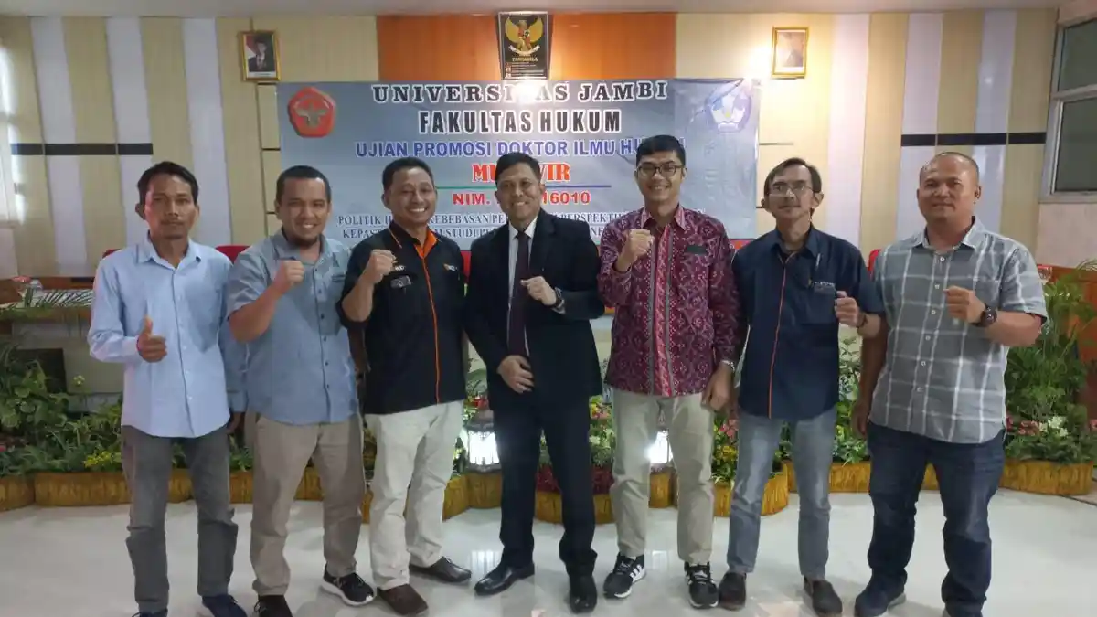 Selamat! Ketua SPS Cabang Jambi Munawir Raih Gelar Doktor