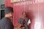 Komisioner-KPU-Lembata-Paulina-Tokan-sedang-berbincang.jpg