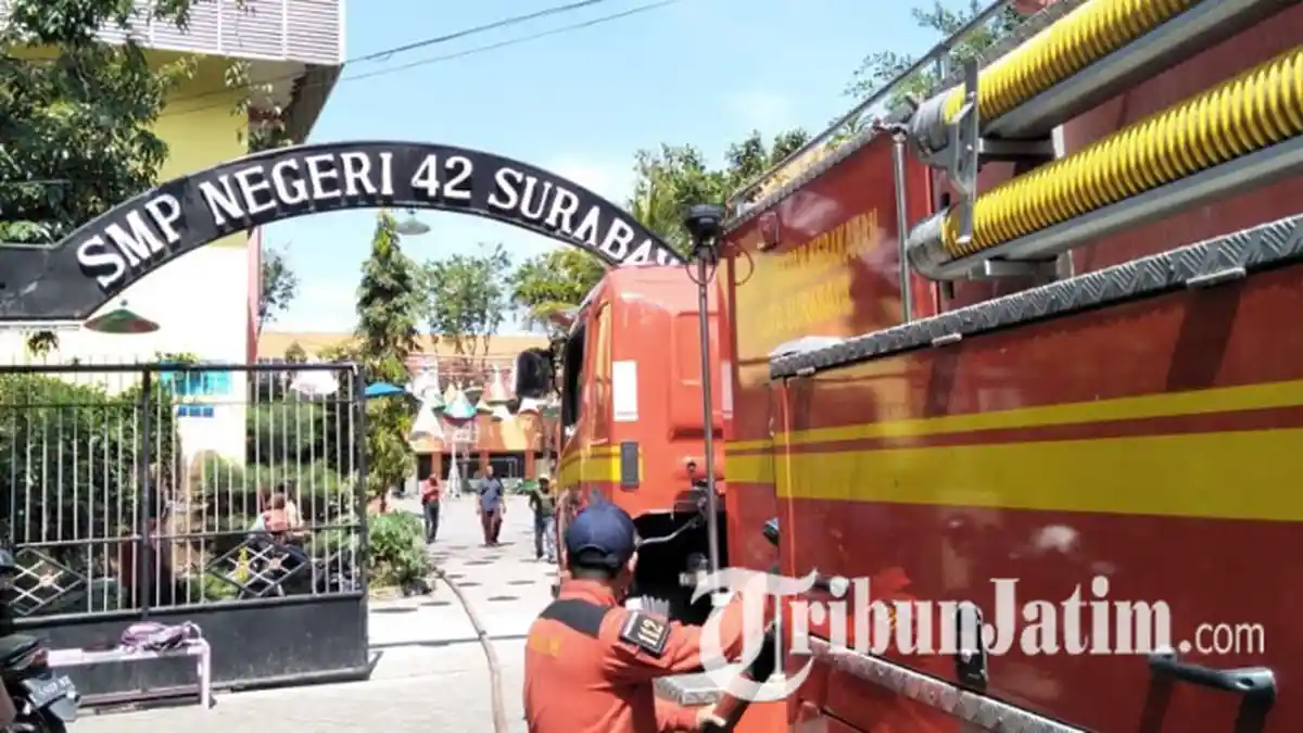 Hanguskan Bangunan Sekolah, Petugas Damkar Temukan Titik Api Kebakaran di SMPN 42 Surabaya
