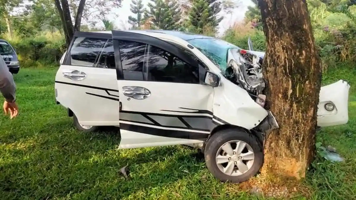 Kecelakaan Maut, Empat Orang Tewas, Mobil Kijang Oleng Lalui Tabrak Pohon