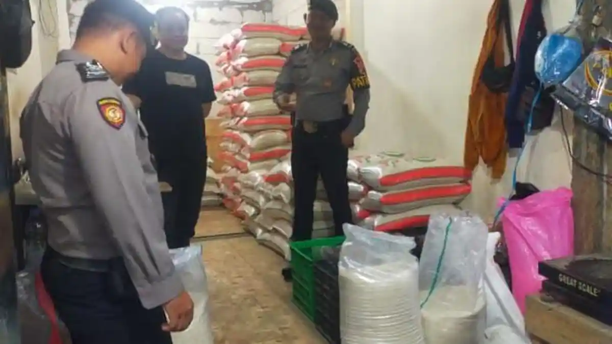 Jelang Ramadhan, Sat Samapta Polres Ciamis Patroli Cek Harga Bahan Pokok di Pasar Manis Ciamis
