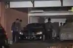KPK Segel Mobil Dinas Akil Mochtar