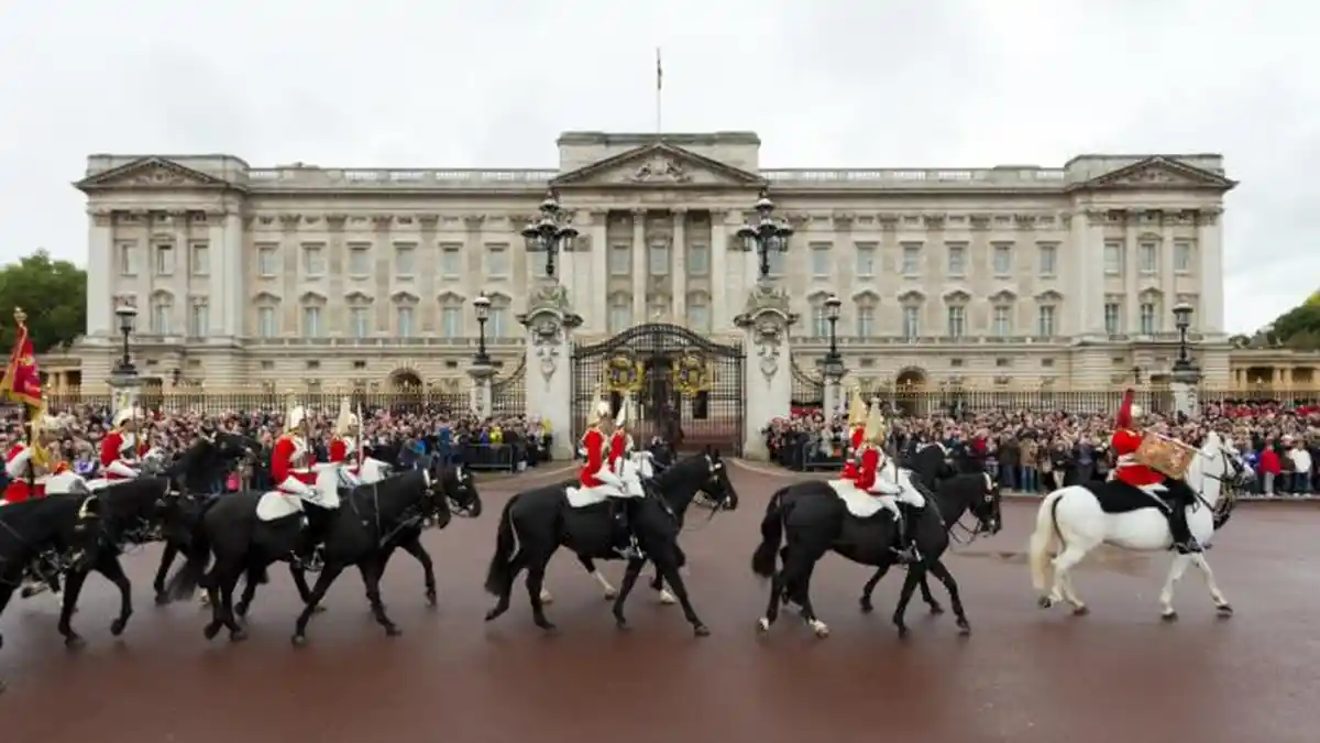 Sedotan Dianggap Barang Haram di Istana Buckingham, Ini Penyebabnya