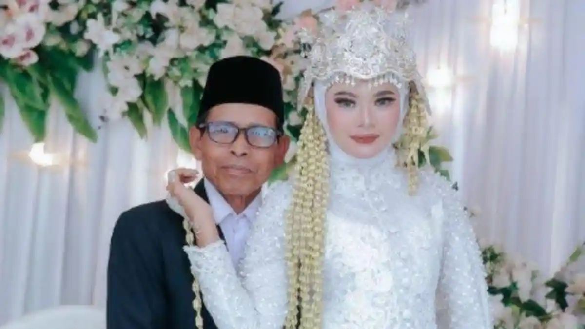 Kisah Kakek 70 Tahun Nikahi Wanita 20 Tahun di Garut, Beri Seserahan Kerbau dan Kasur