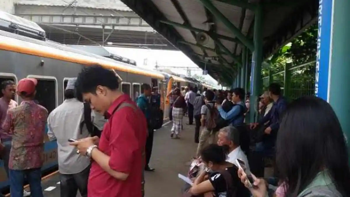Gila! Perjalanan KRL Biasa 40 Menit Molor Tiga Jam