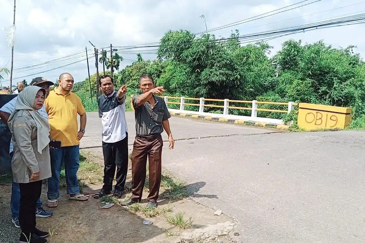 Warga Terisolasi Akibat Jembatan Penghubung di Simpang Rimbo Nyaris Ambruk
