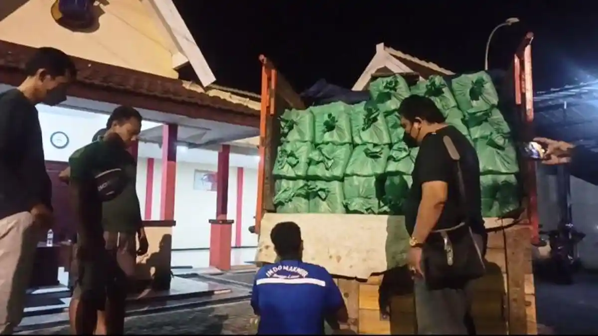 Satresnarkoba Polres Blora Stop Truk Pembawa Ribuan Botol Miras Arak Jawa