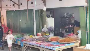 Salah-satu-pedagang-yang-menjual-Bahan-Pokok.jpg