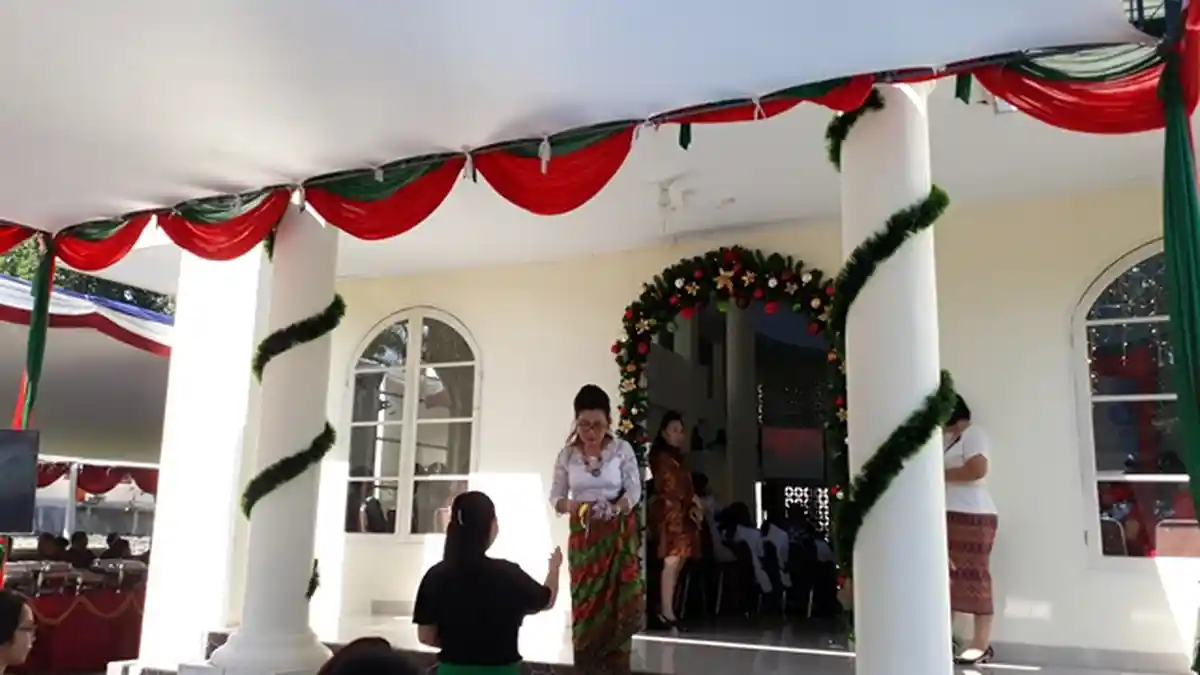 Ibadah Pranatal RSUP Kandou - Jemaat Diberikan Pembatas Alkitab dan Lilin