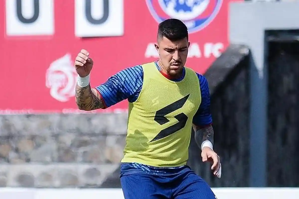 Arema FC Beruntung Punya Charles Raphael, Pemain Serba Bisa di Posisi Gelandang dan Center Bek