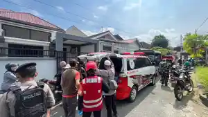 31072025-Brimob-Polda-Kaltim-evakuasi-mayat-di-Balikpapan.jpg