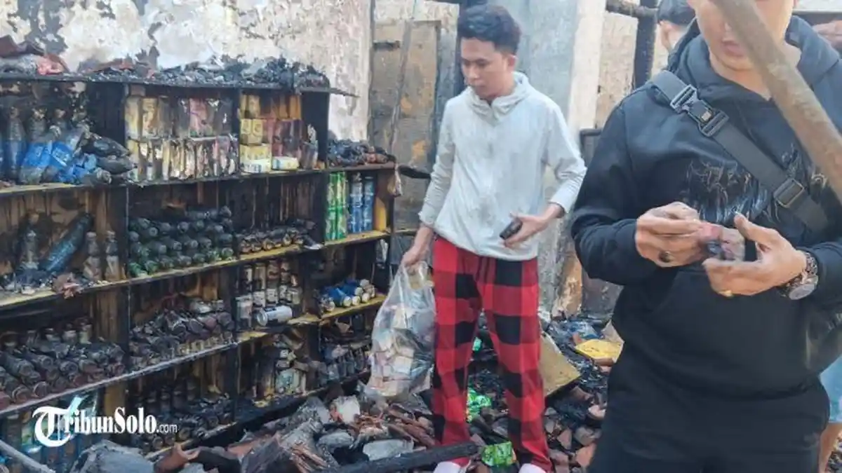 Tak Terselamatkan, Warung Kelontong dan Konter Pulsa di Jagalan Solo Habis Dilalap Api