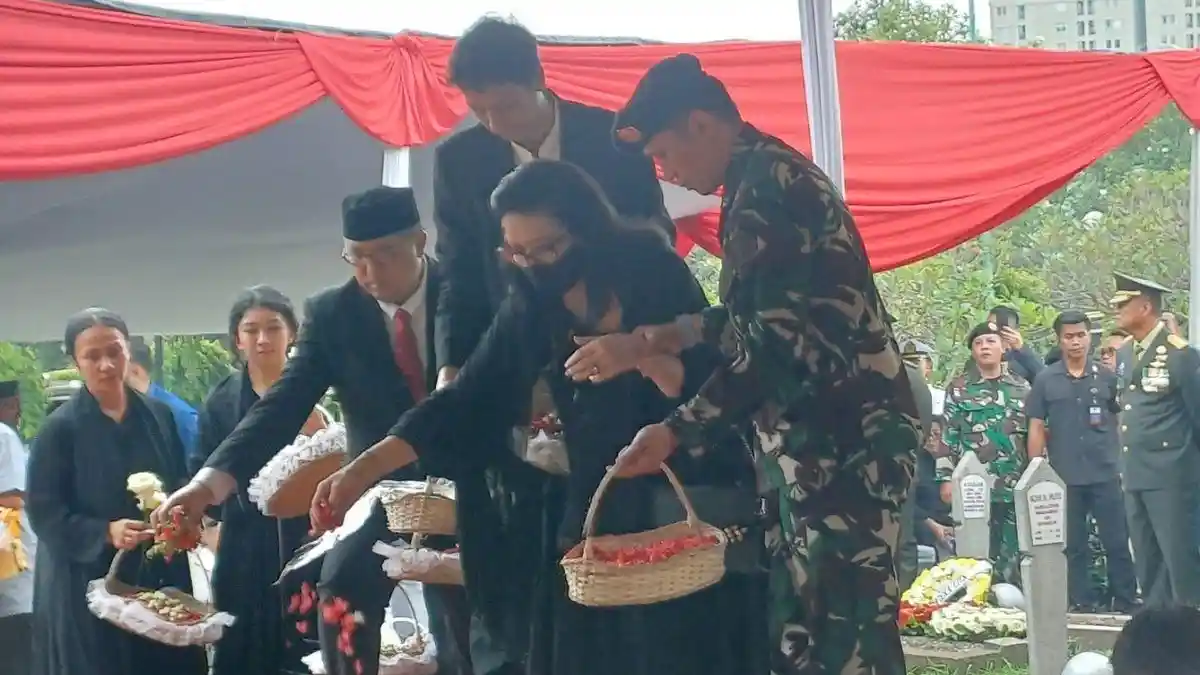 Isak Tangis Keluarga di Pemakaman Juwono Sudarsono, Sjafrie Sjamsoeddin Pimpin Upacara Militer