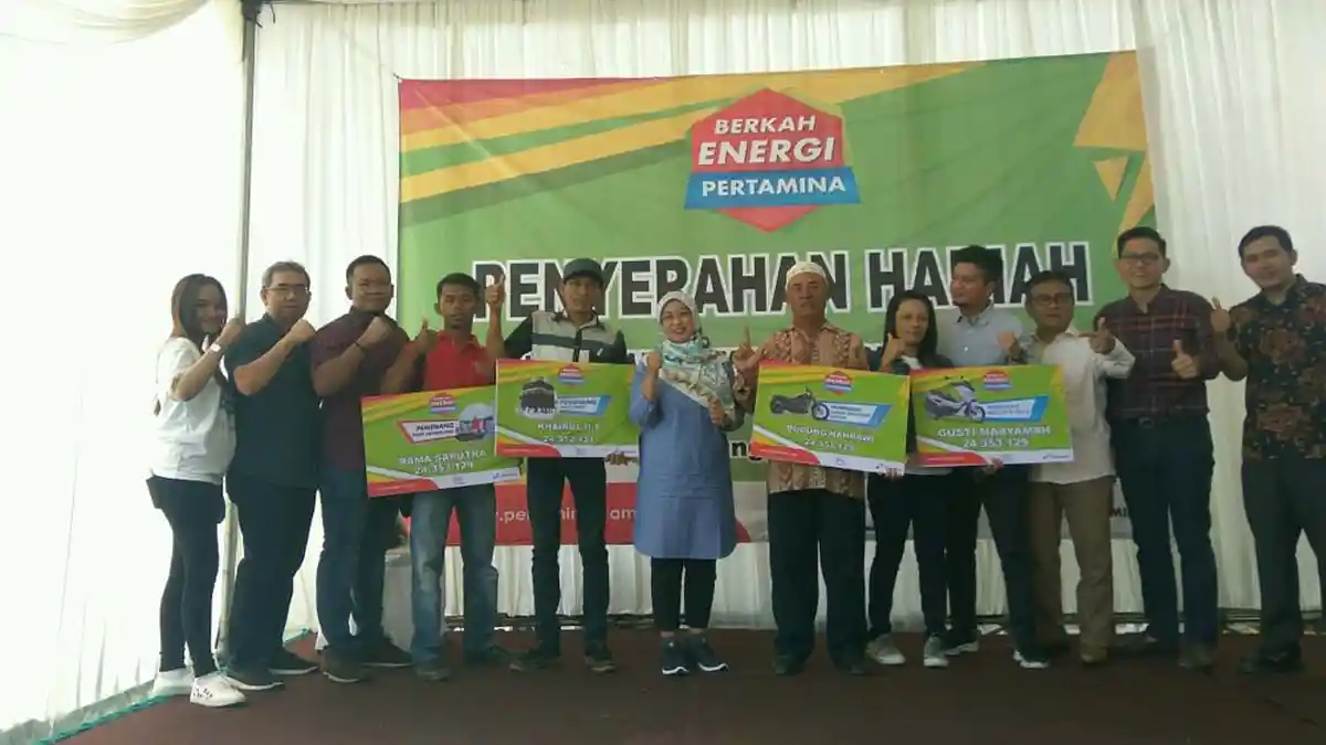 Pertamina Wolter Monginsidi Serahkan Undian Berkah Pertamina Tahap Pertama