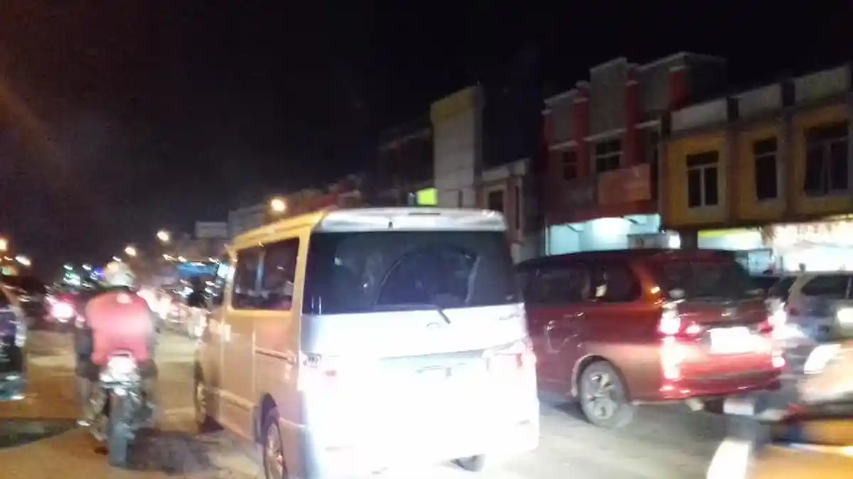 Lalu Lintas di Jl Kemakmuran Pangkep Macet