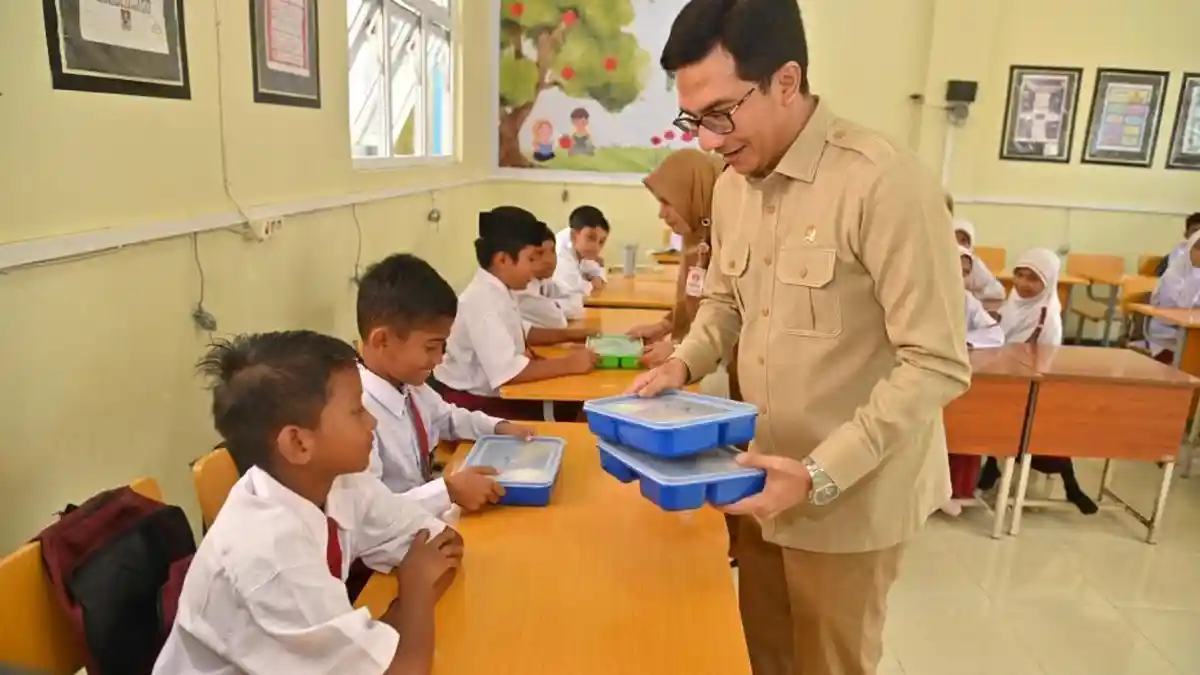 Ketua DPRK Tinjau Pelaksanaan Makan Gratis di SD Negeri 66 Banda Aceh