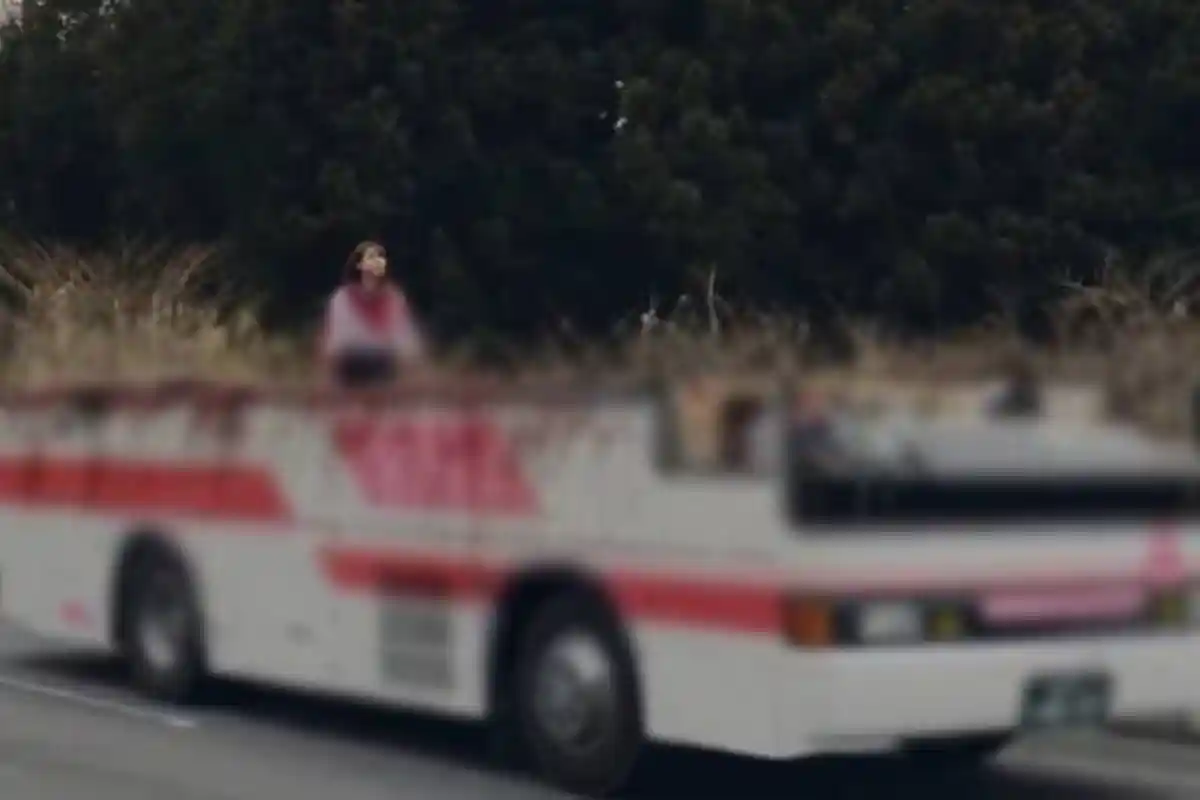 Sinopsis Film Horor Jepang TAG, Mitsuko di Bus dan Teman-teman Sekelasnya Semua Terbelah Jadi Dua