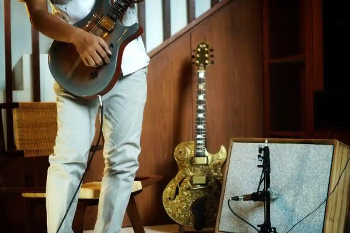 Chord Gitar dan Lirik Lagu "August" Taylor Swift: Kisah Cinta Segitiga