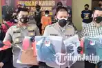 tersangka-dan-barang-bukti-pembunuhan-kakak-dan-adik-di-sidoarjo-yang-dilakukan-pria-asal-kediri.jpg